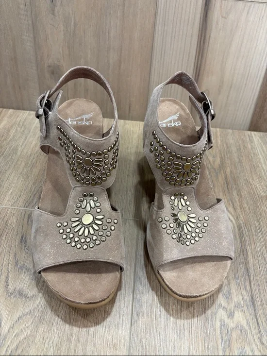 Dansko Deandra Stacked Heel Embellished Studded Buckle Sandal size 38 EUC - Picture 1 of 7